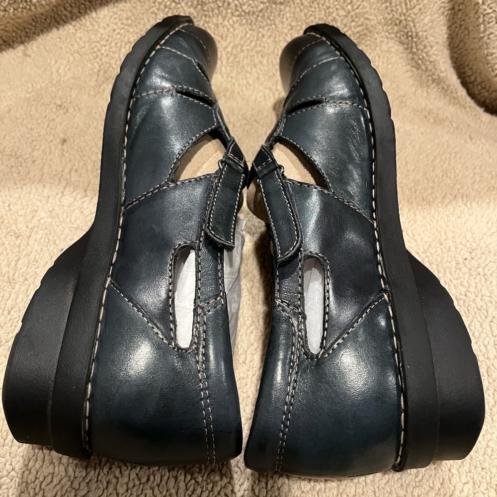 Clarks women’s  navy Leather Slip-On Mary Jane’s new
